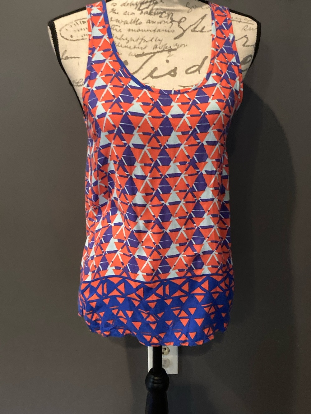 Everly size small sleeveless pretty geometric top excellent condition
